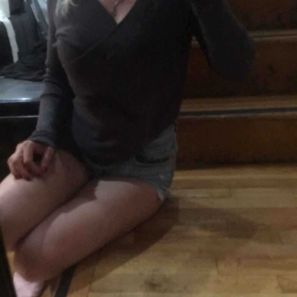 Grey ribbed  v neck crisscrossed back
